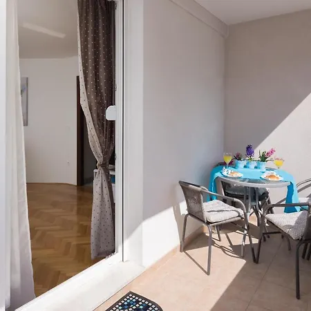 Free Private Garage سبليت