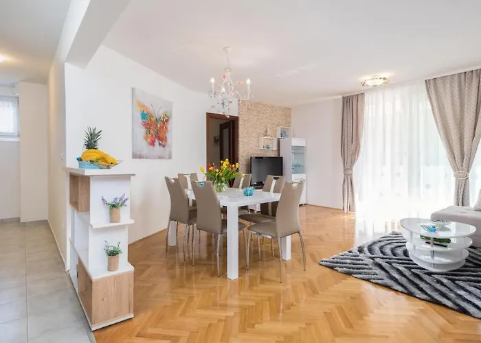 Apartment Free Private Garage *