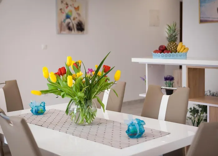 Apartment Free Private Garage Split