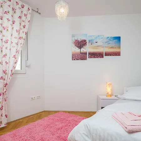 Free Private Garage Daire *