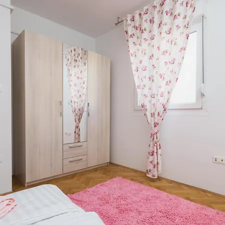 Free Private Garage * Split