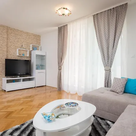 Free Private Garage Daire *