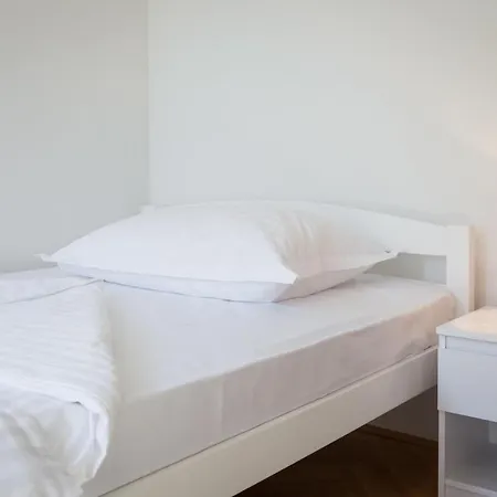 Free Private Garage * Split