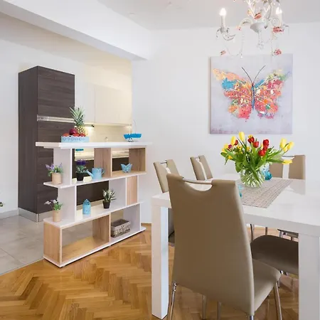 Free Private Garage Σπλιτ