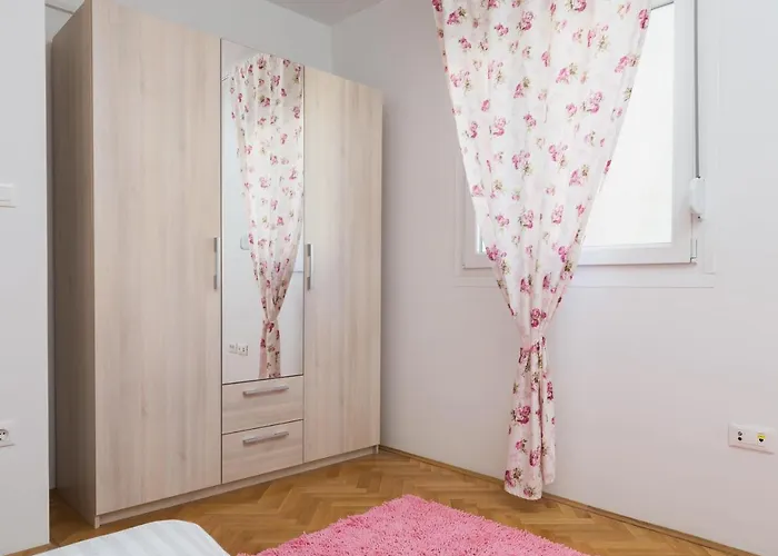 Free Private Garage * Split