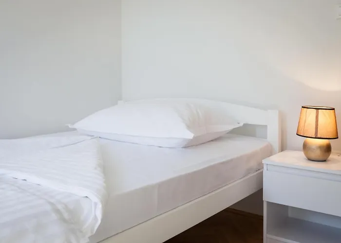 Free Private Garage * Split