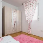 Free Private Garage * Split