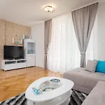 Free Private Garage Apartment *