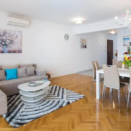 Apartment Free Private Garage