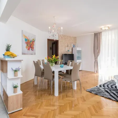 Apartment Free Private Garage *