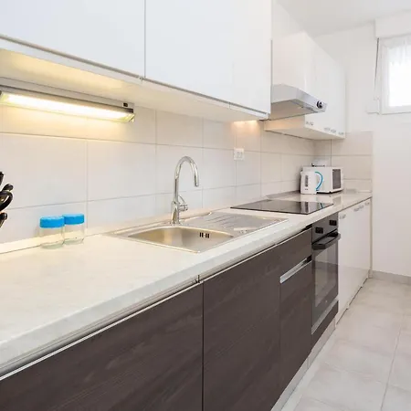 Apartment Free Private Garage *
