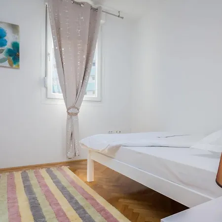 Apartment Free Private Garage *