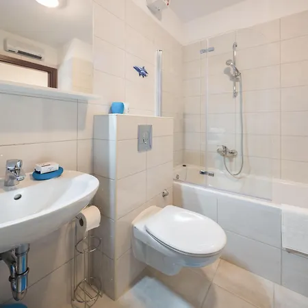 Apartment Free Private Garage Split