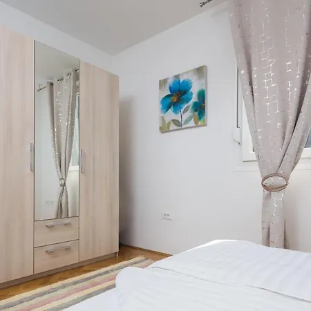 Apartment Free Private Garage Split