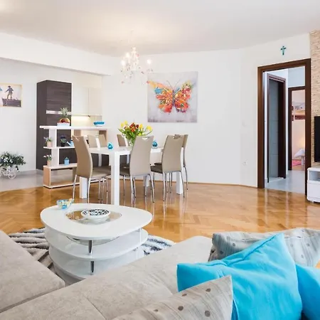 Free Private Garage Apartment *